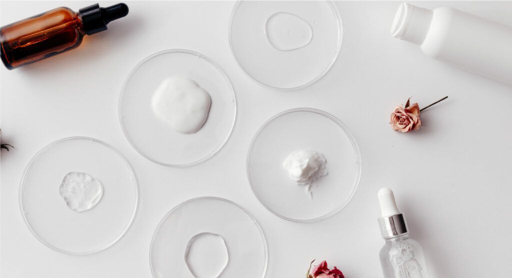 Nabsolute: Three small glass vials, a pipette and a glass rod on a white bench