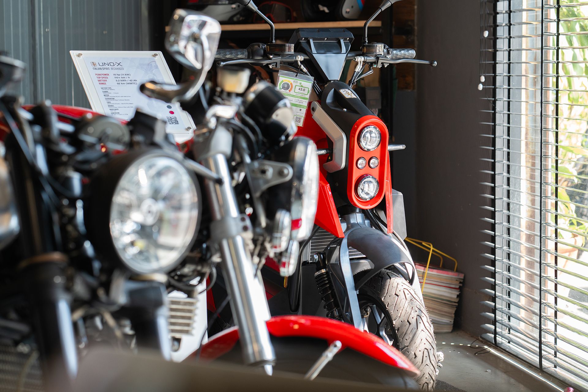 Edison Motors: Iso UNO-X in red, studio